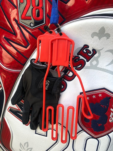 型崩れ防止・簡単乾燥！ゴルフ用グローブ干しをキャディバックに装着！ | par-ojisan72.GOLF